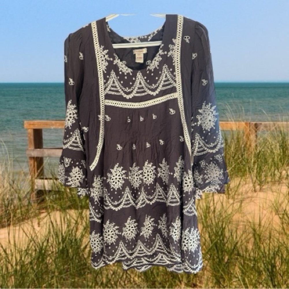 SUNDANCE Lavender Dress. Beautiful White Detailed Embroidery. Size Large.